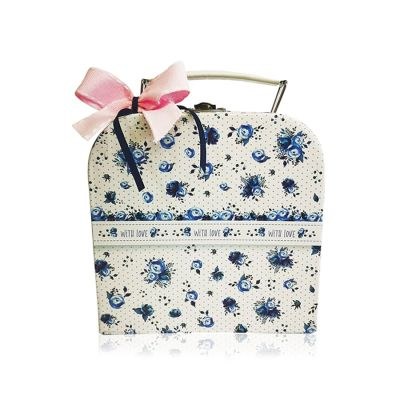 Μπομπονιέρα βάπτισης βαλιτσάκι μπλε με λουλούδια ST00273