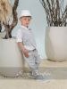 eeeeeeeeeΒαπτιστικά ρούχα αγόρι Stova Bambini σετ B12 με ανοιχτό γκρι κρουαζέ γιλέκο, λευκό πουκάμισο, γκρι παντελόνι και λευκό καπέλο.