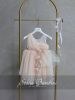 eeeeeeeeeΒαπτιστικό φόρεμα κορίτσι Stova Bambini SS26 σε blush pink χρώμα με πουά τούλι, ασύμμετρο μπούστο, 3D πέταλα στη μέση και ασορτί κορδέλα.