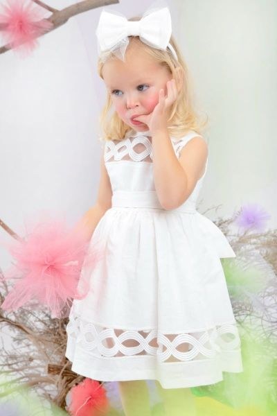 bbbbbbbbbbΗ Loxandra είναι ένα εκρού λινό φόρεμα με εξαιρετική βαμβακερη broderrie δαντέλα, ένα μοναδικό φόρεμα για βάπτιση!