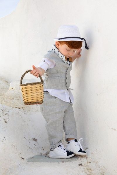 bbbbbbbbbbΟ Nikiforos είναι ένα μονόχρωμο γκρι κοστούμι με chic λεπτομέρειες, μία μοναδική επιλογή από τα βαπτιστικά ρούχα μας!