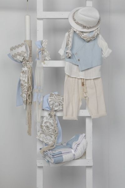 bbbbbbbbbbΒαπτιστικά ρούχα αγόρι Bambolino σετ Emerson με γαλάζιο σταυρωτό γιλέκο, λευκό πουκάμισο, εκρού παντελόνι με σχοινί, καπέλο και ασορτί λαμπάδα.