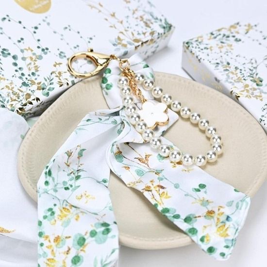 bbbbbbbbbbΜπομπονιέρες βάπτισης charm με μαντιλάκι και πέρλες eden Soap Tales