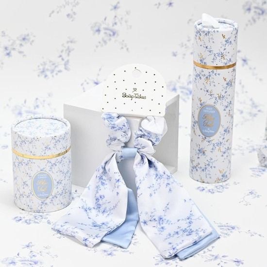 bbbbbbbbbbΜπομπονιέρες βάπτισης scrunchie με μαντίλι blue toile Soap Tales