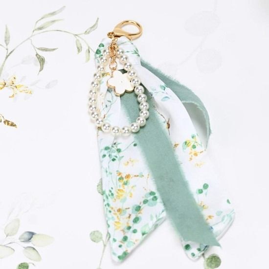 bbbbbbbbbbΜπομπονιέρες βάπτισης charm με μαντιλάκι και πέρλες eden Soap Tales