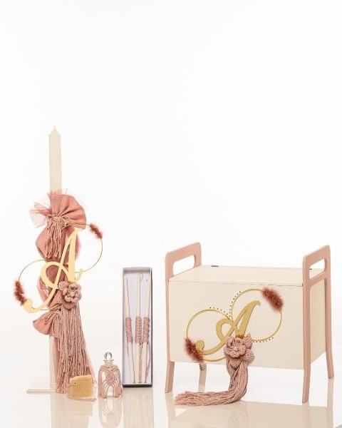 bbbbbbbbbbΣετ βάπτισης για κορίτσι με ξύλινο μπαούλο με μονόγραμμα και τριαντάφυλλο μακραμέ, λαμπάδα και λαδοσέτ.