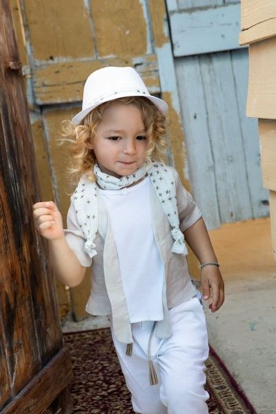 bbbbbbbbbbΟ Lautaro συνδυάζει με αρμονικό τρόπο το μπλε με το εκρού και αποτελεί μία ιδανική επιλογή σε βαπτιστικά ρούχα για αγόρι.