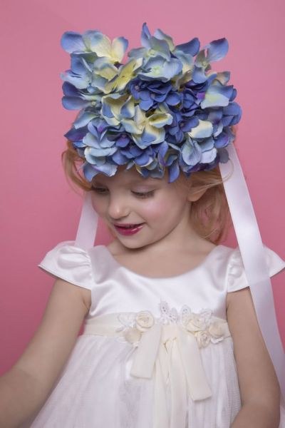 bbbbbbbbbbΗ Doukissa είναι ένα off–white princess βαπτιστικό φόρεμα.
