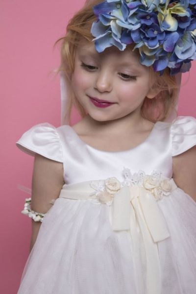 bbbbbbbbbbΗ Doukissa είναι ένα off–white princess βαπτιστικό φόρεμα.
