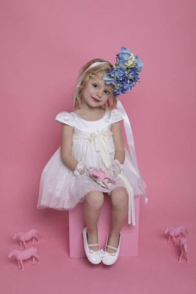 bbbbbbbbbbΗ Doukissa είναι ένα off–white princess βαπτιστικό φόρεμα.
