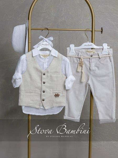 bbbbbbbbbbΒαπτιστικά ρούχα αγόρι Stova Bambini σετ B39 με μπεζ γιλέκο, λευκό λινό πουκάμισο, παντελόνι στην απόχρωση της άμμου με σχοινένια ζώνη και λευκό καπέλο.