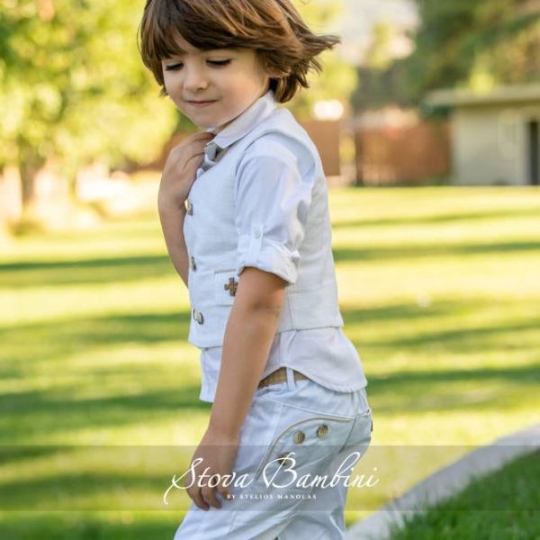 bbbbbbbbbbΈνα trendy βαπτιστικά ρούχα για αγόρι που τα χαρακτηρίζουν οι λευκές-μπεζ αποχρώσεις, με εξαιρετικής ποιότητας βαμβακερό γιλέκο διακοσμημένο με υπέροχα κουμπιά και μοναδικές λεπτομέρειες.