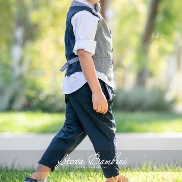 bbbbbbbbbbΙταλική φινέτσα στα μοναδικά βαπτιστικά ρούχα για αγόρι,  7 τεμαχίων με εξαιρετικά υφάσματα σε απόχρωση μπλε-γκρι. Περιλαμβάνει γιλέκο από φίνο Ιταλικό βαμβακερό ύφασμα.