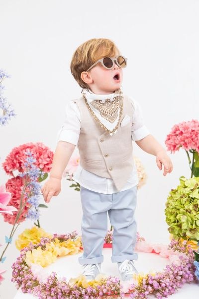 bbbbbbbbbbΒαπτιστικά ρούχα αγόρι Bambolino σετ με μπεζ γιλέκο, λευκό πουκάμισο, γαλάζιο παντελόνι, λευκό καπέλο Panama και ethnic μπαντάνα.