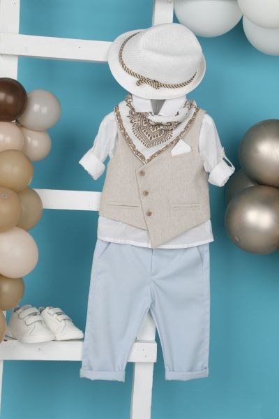 bbbbbbbbbbΒαπτιστικά ρούχα αγόρι Bambolino σετ με μπεζ γιλέκο, λευκό πουκάμισο, γαλάζιο παντελόνι, λευκό καπέλο Panama και ethnic μπαντάνα.