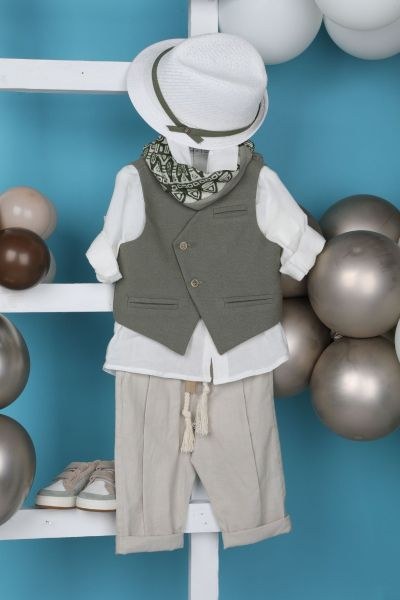 bbbbbbbbbbΒαπτιστικά ρούχα αγόρι Bambolino σετ Stratos με λαδί γιλέκο, λευκό πουκάμισο, μπεζ παντελόνι με κορδόνι, λευκό καπέλο και εμπριμέ μπαντάνα.