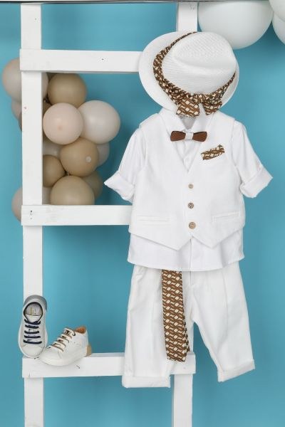 bbbbbbbbbbΒαπτιστικά ρούχα αγόρι Bambolino σετ Stefan σε λευκό χρώμα με ανάγλυφο γιλέκο, ξύλινο παπιγιόν, λευκό παντελόνι και καπέλο με εμπριμέ κορδέλα.