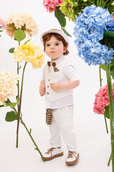 bbbbbbbbbbΒαπτιστικά ρούχα αγόρι Bambolino σετ Stefan σε λευκό χρώμα με ανάγλυφο γιλέκο, ξύλινο παπιγιόν, λευκό παντελόνι και καπέλο με εμπριμέ κορδέλα.