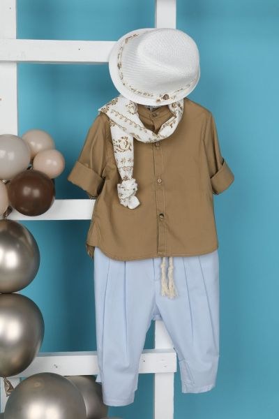 bbbbbbbbbbΒαπτιστικά ρούχα αγόρι Bambolino σετ Alvaro με ταμπά πουκάμισο, γαλάζιο παντελόνι με κορδόνι, λευκό καπέλο και εμπριμέ φουλάρι.