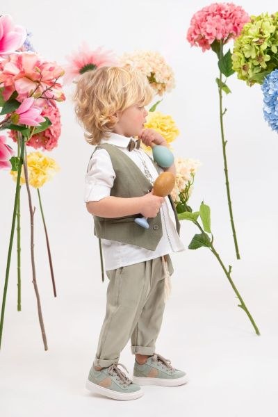 bbbbbbbbbbΒαπτιστικά ρούχα αγόρι Bambolino σετ Elias με λαδί γιλέκο με sartorial λεπτομέρειες, λευκό πουκάμισο, χακί παντελόνι και παπιγιόν.