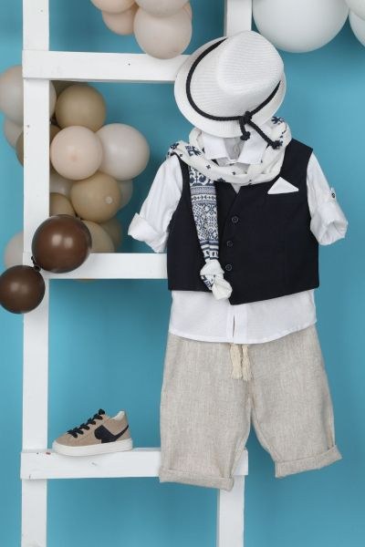 bbbbbbbbbbΒαπτιστικά ρούχα αγόρι Bambolino σετ Lazaros με navy μπλε γιλέκο, λευκό πουκάμισο, μπεζ παντελόνι με κορδόνι, ψάθινο καπέλο και εμπριμέ φουλάρι.