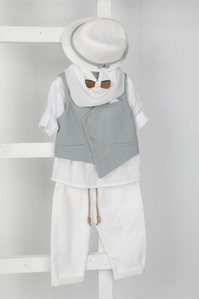 bbbbbbbbbbΒαπτιστικά ρούχα αγόρι Bambolino σετ Louis με σιέλ ασύμμετρο γιλέκο, λευκό πουκάμισο, λευκό παντελόνι με κορδόνι, λευκό καπέλο και ξύλινο παπιγιόν.