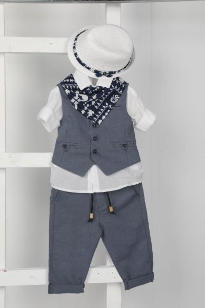 bbbbbbbbbbΒαπτιστικά ρούχα αγόρι Bambolino σετ Liam με μπλε-γκρι γιλέκο, λευκό πουκάμισο, παντελόνι με κορδόνι, λευκό καπέλο και navy μπαντάνα με λευκά σχέδια.