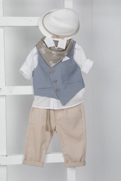 bbbbbbbbbbΒαπτιστικά ρούχα αγόρι Bambolino σετ Leandros με σιέλ γιλέκο, λευκό πουκάμισο, μπεζ παντελόνι με κορδόνι, λευκό καπέλο και taupe μπαντάνα με μοτίβα.
