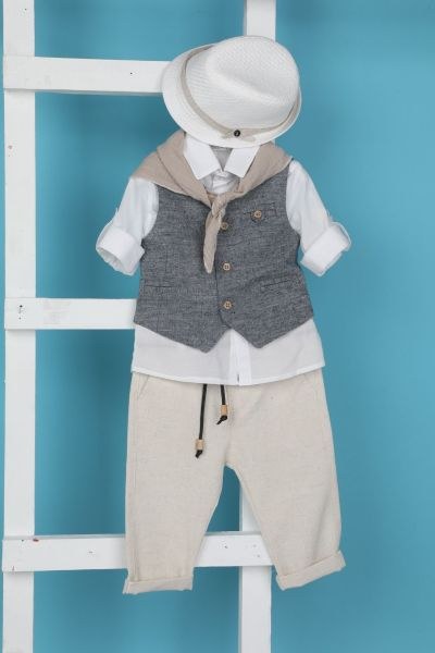bbbbbbbbbbΒαπτιστικά ρούχα αγόρι Bambolino σετ Loukas με γκρι γιλέκο, λευκό πουκάμισο, εκρού παντελόνι με μαύρο κορδόνι, λευκό καπέλο και μπεζ φουλάρι.