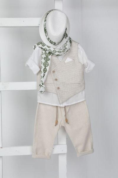 bbbbbbbbbbΒαπτιστικά ρούχα αγόρι Bambolino σετ Menelaos με εκρού ασύμμετρο γιλέκο, λευκό πουκάμισο, παντελόνι με σχοινί, λευκό καπέλο και φουλάρι με πράσινα σχέδια.