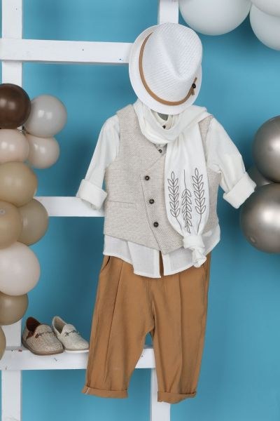 bbbbbbbbbbΒαπτιστικά ρούχα αγόρι Bambolino σετ Nikitas με μπεζ ανάγλυφο γιλέκο, λευκό πουκάμισο, ταμπά παντελόνι, λευκό καπέλο και φουλάρι με κέντημα στάχυ.