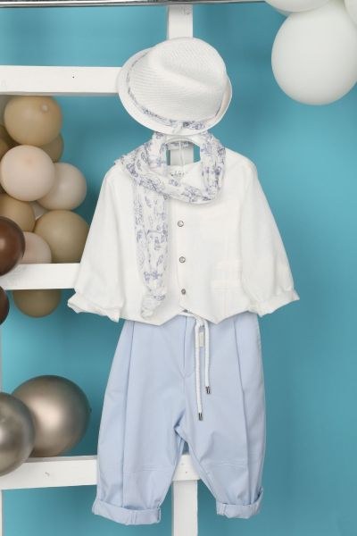 bbbbbbbbbbΒαπτιστικά ρούχα αγόρι Bambolino σετ Othonas με λευκό γιλέκο, λευκό πουκάμισο, γαλάζιο παντελόνι με σχοινί στη μέση, λευκό καπέλο και εμπριμέ φουλάρι.