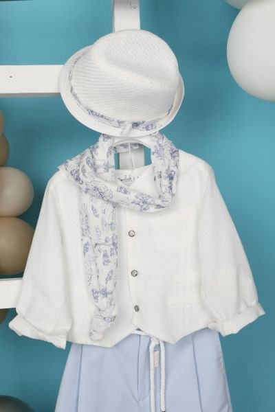 bbbbbbbbbbΒαπτιστικά ρούχα αγόρι Bambolino σετ Othonas με λευκό γιλέκο, λευκό πουκάμισο, γαλάζιο παντελόνι με σχοινί στη μέση, λευκό καπέλο και εμπριμέ φουλάρι.