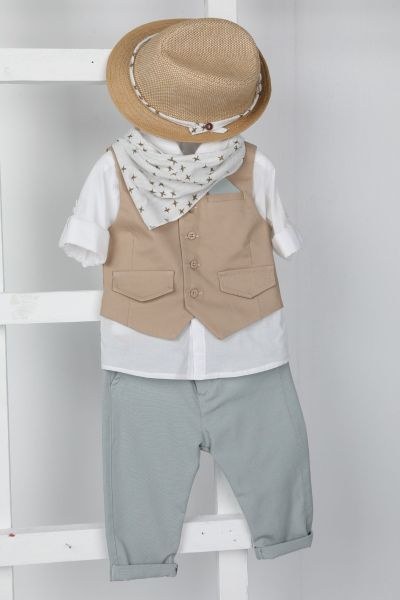 bbbbbbbbbbΒαπτιστικά ρούχα αγόρι Bambolino σετ Patrick με navy blue γιλέκο, λευκό πουκάμισο, μπεζ παντελόνι με κορδόνι, λευκό καπέλο και navy φουλάρι με αστεράκια.