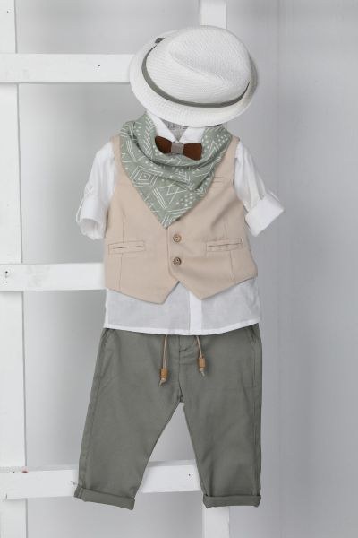bbbbbbbbbbΒαπτιστικά ρούχα αγόρι Bambolino σετ Pablo με μπεζ γιλέκο, λευκό πουκάμισο, λαδί sage παντελόνι με κορδόνι, λευκό καπέλο και ethnic μπαντάνα.
