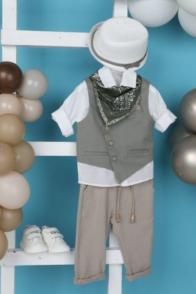 bbbbbbbbbbΒαπτιστικά ρούχα αγόρι Bambolino σετ Rafael με λαδί ασύμμετρο γιλέκο, λευκό πουκάμισο, μπεζ παντελόνι με ανάγλυφη ύφανση, λευκό καπέλο και λαδί μπαντάνα με σχέδια.