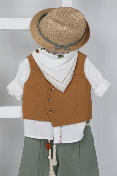 bbbbbbbbbbΒαπτιστικά ρούχα αγόρι Bambolino σετ Rafael με λαδί ασύμμετρο γιλέκο, λευκό πουκάμισο, μπεζ παντελόνι με ανάγλυφη ύφανση, λευκό καπέλο και λαδί μπαντάνα με σχέδια.