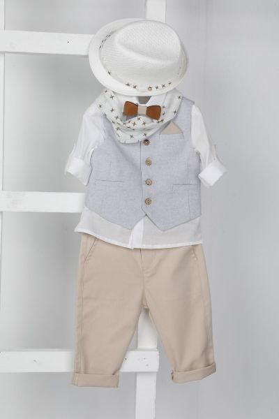 bbbbbbbbbbΒαπτιστικά ρούχα αγόρι Bambolino σετ Dereck με γκρι γιλέκο, λευκό πουκάμισο, μπεζ παντελόνι, λευκό καπέλο και φουλάρι με αστεράκια.