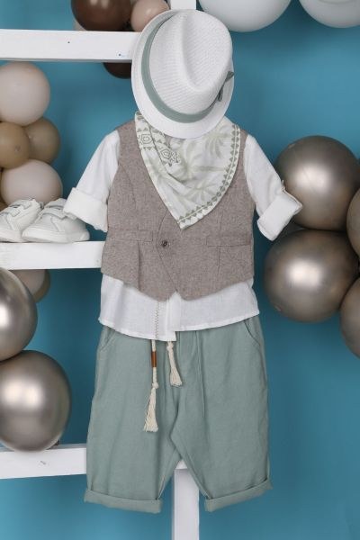 bbbbbbbbbbΒαπτιστικά ρούχα αγόρι Bambolino σετ James με ασύμμετρο καφέ γιλέκο, λευκό πουκάμισο, λαδί sage παντελόνι με σχοινένια ζώνη, λευκό καπέλο και φουλάρι με φοίνικες.