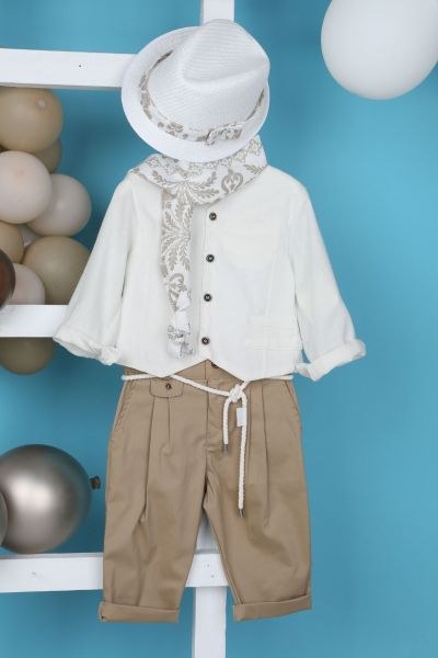 bbbbbbbbbbΒαπτιστικά ρούχα αγόρι Bambolino σετ Jordan με λευκό λινό γιλέκο, λευκό πουκάμισο, camel παντελόνι με λευκό σχοινί στη μέση, λευκό καπέλο και φουλάρι με μπεζ σχέδια.