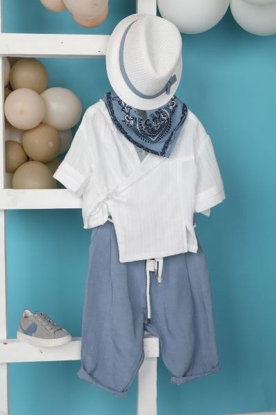 bbbbbbbbbbΒαπτιστικά ρούχα αγόρι Bambolino σετ Fernando με λευκό κρουαζέ πουκάμισο με δέσιμο, σιέλ παντελόνι με σχοινένια ζώνη, λευκό καπέλο και μπλε μπαντάνα με σχέδια.