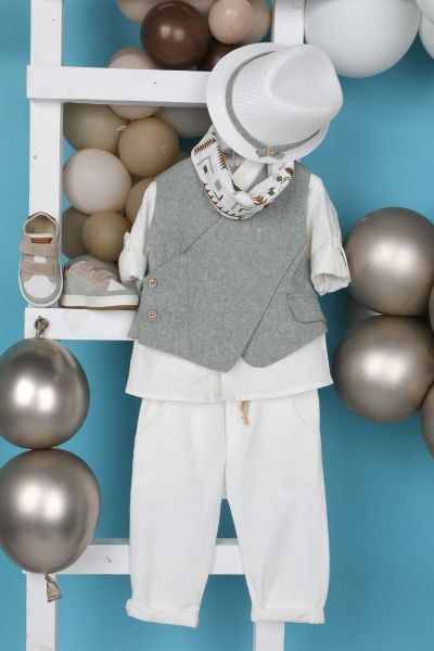 bbbbbbbbbbΒαπτιστικά ρούχα αγόρι Bambolino σετ Faidon με γκρι μελανζέ ασύμμετρο γιλέκο, λευκό πουκάμισο, λευκό παντελόνι, λευκό καπέλο και φουλάρι με γεωμετρικά σχέδια.