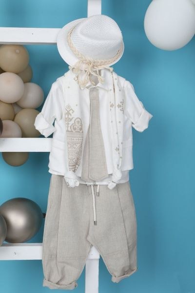 bbbbbbbbbb
Βαπτιστικά ρούχα αγόρι Bambolino σετ Gonzalo με λευκό γιλέκο, λινή μπεζ γραβάτα, λευκό πουκάμισο, μπεζ λινό παντελόνι, λευκό καπέλο και φουλάρι με μπεζ κεντήματα.