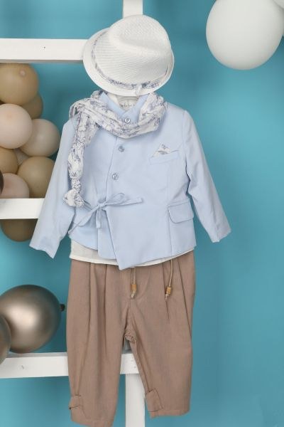 bbbbbbbbbbΒαπτιστικά ρούχα αγόρι Bambolino σετ Rocco με ασύμμετρο γαλάζιο σακάκι με δέσιμο, λευκό πουκάμισο, μπεζ παντελόνι, λευκό καπέλο και Toile de Jouy μπαντάνα.