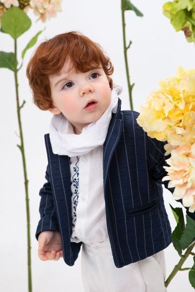 bbbbbbbbbbΒαπτιστικά ρούχα αγόρι Bambolino σετ Juan με navy blue ριγέ σακάκι, λευκό πουκάμισο με navy κέντημα, λευκό παντελόνι και λευκό φουλάρι.