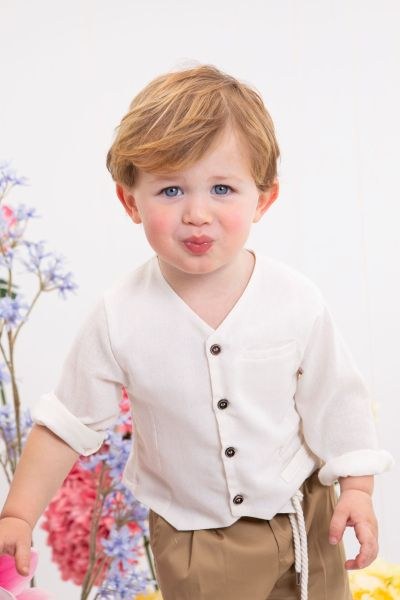 bbbbbbbbbbΒαπτιστικά ρούχα αγόρι Bambolino σετ Jordan με λευκό λινό γιλέκο, λευκό πουκάμισο, camel παντελόνι με λευκό σχοινί στη μέση, λευκό καπέλο και φουλάρι με μπεζ σχέδια.