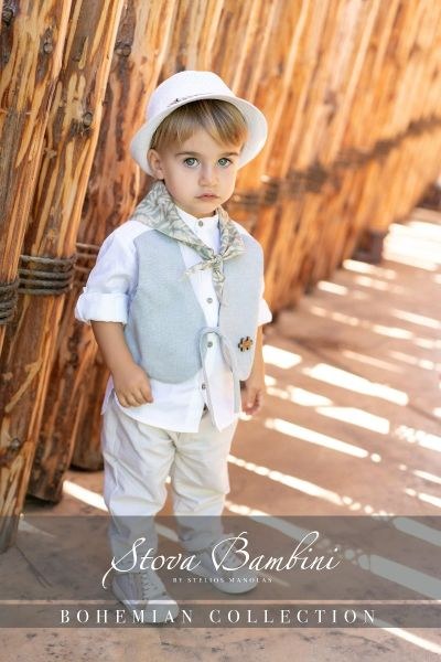 bbbbbbbbbbΈνα νέο αέρινο σύνολο γιλέκου σε απόχρωση μέντας με ενσωματωμένο λευκό πουκάμισο, συνδυασμένο με βαμβακερό μπεζ παντελόνι με λεπτομέρειες, μία μοναδική επιλογή σε βαπτιστικά ρούχα για αγόρι.