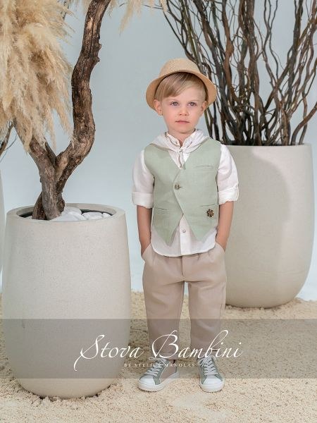 bbbbbbbbbbΒαπτιστικά ρούχα αγόρι Stova Bambinol σετ B2 με λαδί λινό γιλέκο, λευκό πουκάμισο, μπεζ παντελόνι και ψάθινο καπέλο σε editorial φωτογράφιση.