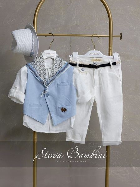 bbbbbbbbbbΒαπτιστικά ρούχα αγόρι Stova Bambini σετ B3 με σιέλ λινό γιλέκο, λευκό πουκάμισο, λευκό παντελόνι με navy ζώνη και ψάθινο καπέλο.