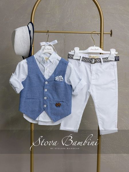 bbbbbbbbbbΒαπτιστικά ρούχα αγόρι Stova Bambini σετ B36 με μπλε γιλέκο, λευκό πουκάμισο με μπλε πουά, λευκό παντελόνι με γεωμετρική ζώνη και λευκό καπέλο.